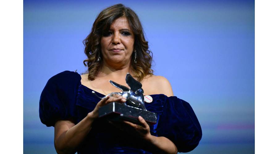 كوثر بن هنية بعد تسلم الجائزة (أ.ف.ب)